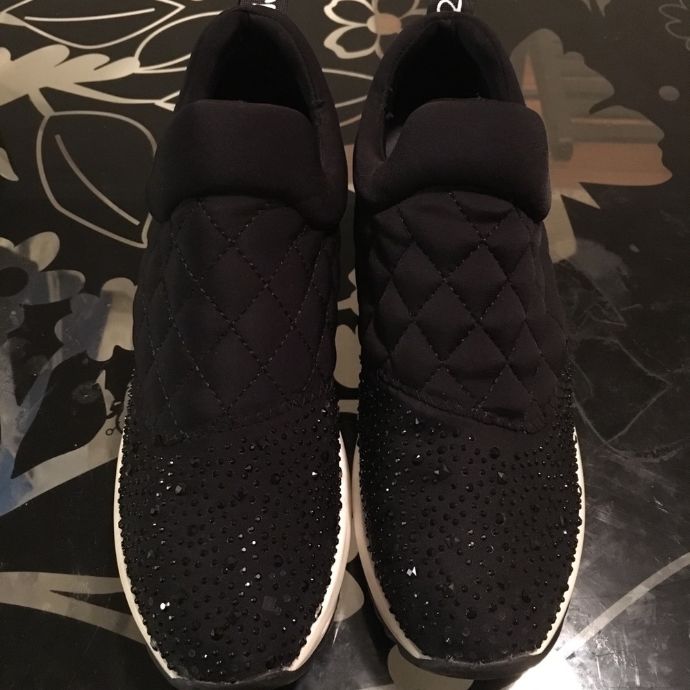 Women’s casual sneakers (hidden wedge)